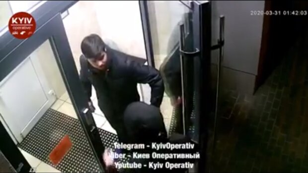 П`яні підлітки розтрощили та обгидили ліфт у багатоповерхівці на Ревуцького