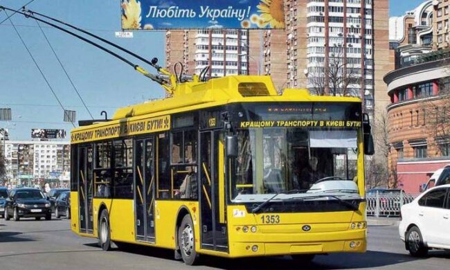 Застряг у тролейбусі: у Києві “безмасочник” намагався втекти від контролерів, але потрапив у халепу