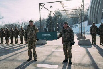 Артерії фронту в металі: у центрі Києва відкрили артінсталяцію «Дорога життя»