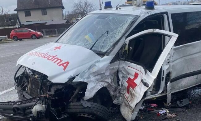 Під Києвом сталась ДТП за участі "швидкої" — є загиблі та поранені