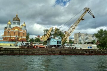На столичних пляжах підсипають пісок (фото, відео)