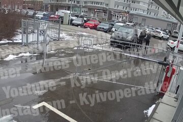 Побив до півсмерті за зауваження: у Києві водій накинувся на пішохода (відео)
