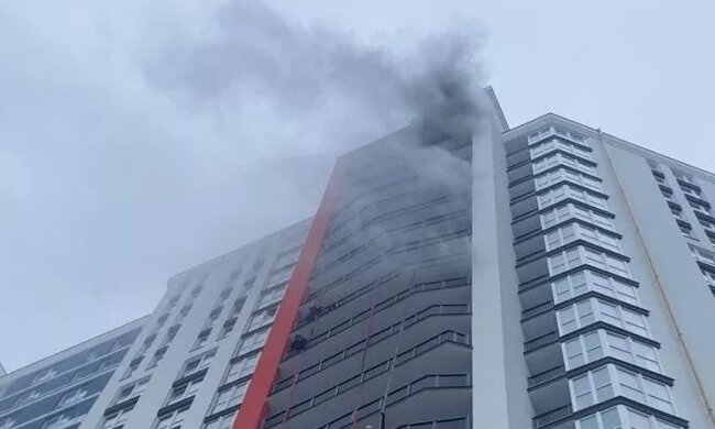 У Києві загорілося десять поверхів у новобудові