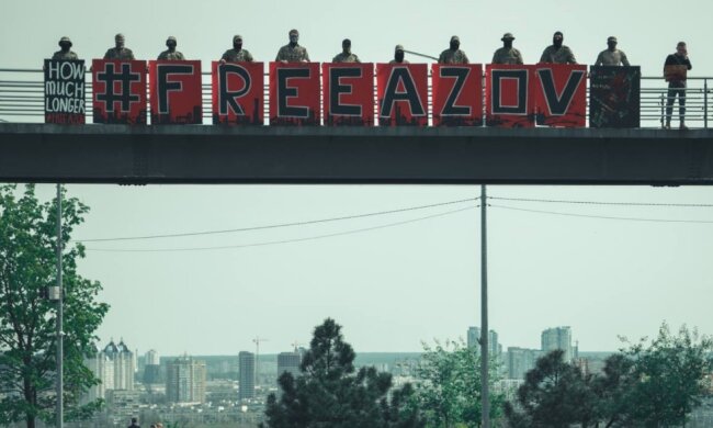 У Києві люди вийшли на акцію "Free Azov" на підтримку військовополонених
