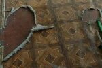 Одна дитина вже травмувалася: у школі Києва конфлікт через дірявий лінолеум у класі