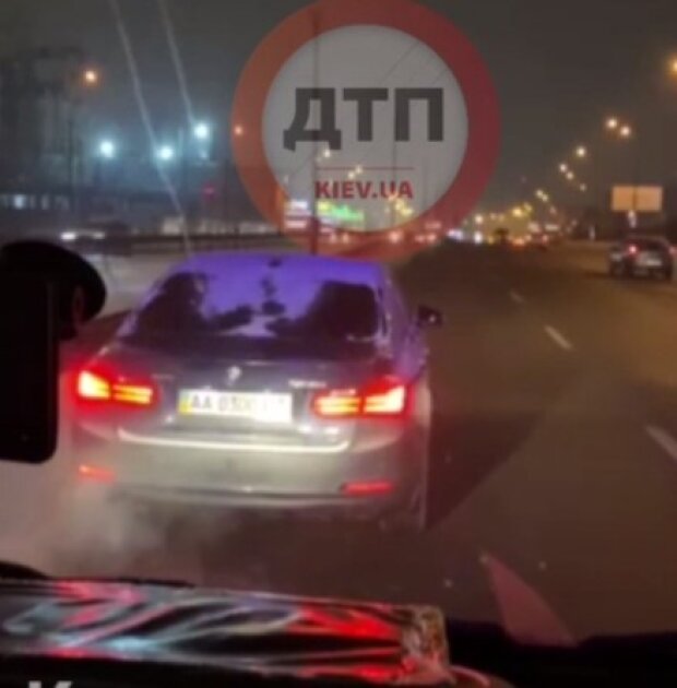 У Києві водій навмисно заблокував карету швидкої з важким хворим (відео)