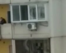 У мене син в пеклі, мені треба: у Києві врятували жінку, яка хотіла стрибнути з 12 поверху (відео)