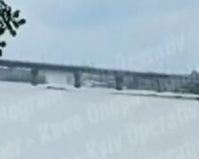 На мосту Патона Києві знову прорвало трубу: в Дніпро хлинув водоспад