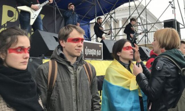 “Моя червона лінія — кров побратима в окопі”. Репортаж з багатотисячного віча