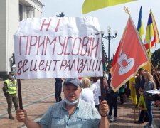 Під Радою штовханина: протестують проти скорочення районів і стихійного сміття