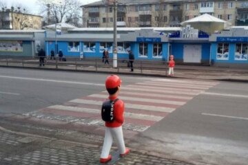 Біля пішохідних переходів поставлять фігурки “дітей”