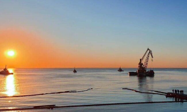 Не пройшло й року: танкер Делфі нарешті успішно відбуксували з одеського пляжу (відео)