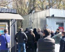 В Києві триває протистояння власників наливайок та комунальників