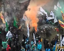 Мітингувальники “SaveФОП” перекрили дорогу на Грушевського та запалили фаєри