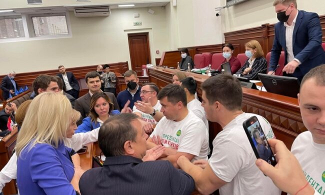 Фракція “Слуг” заблокувала трибуну Київради