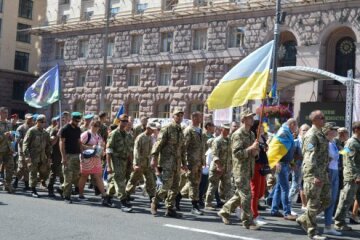 “Ключи від миру, нажаль, не в Києві”: хто йшов маршем Захисників України