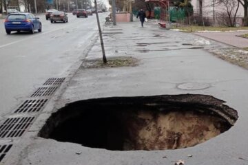 На проспекті Лобановського провалився асфальт