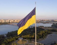 На київських пагорбах приспустили найбільший прапор України