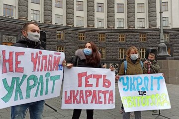 Біля стін Кабміну вимагають відставки в.о. міністра освіти