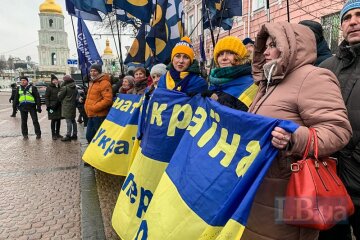 Під Печерським судом у Києві збирається мітинг на підтримку Порошенка (відео)