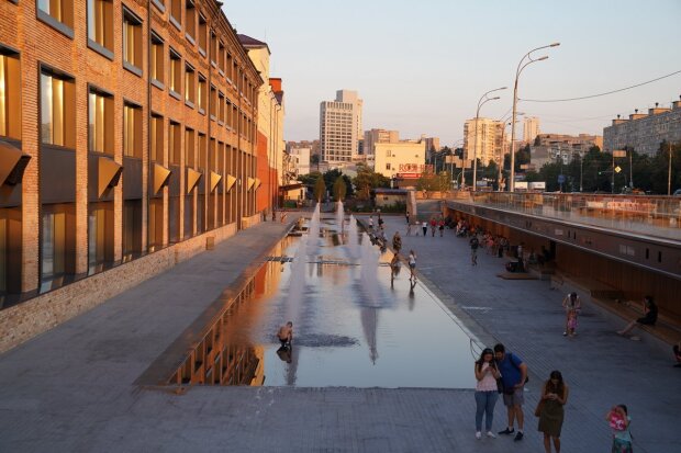 На Деміївській площі відкрили нову зону відпочинку з фонтанами