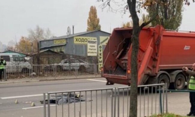 Киянин загинув під колесами сміттєвоза
