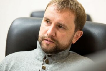 Лікував колективну амнезію нації – В’ятровича засипали подякою