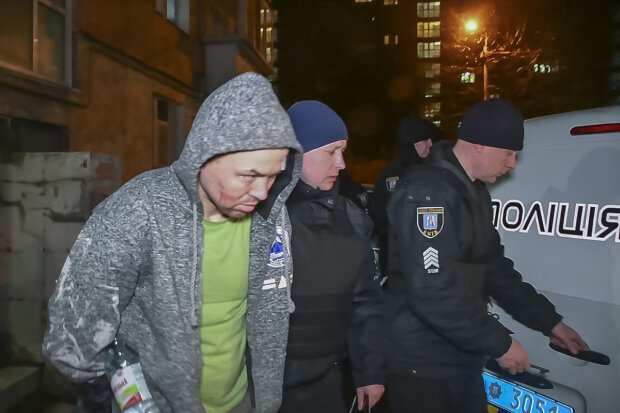 Викликали спецназ: на бульварі Лесі Українки чоловік розгромив під`їзд та погрожував гранатою (фото, відео)