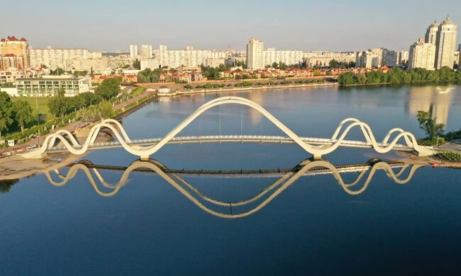 У Києві відкрили пішохідний міст-хвилю на Оболонський острів