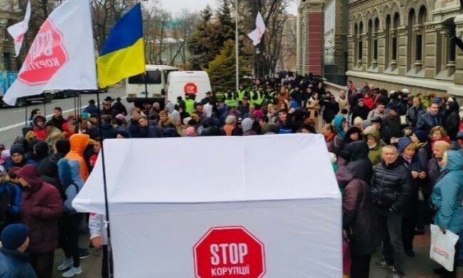 Під Нацбанком протестувальники отримали від поліції стусанів  (відео)