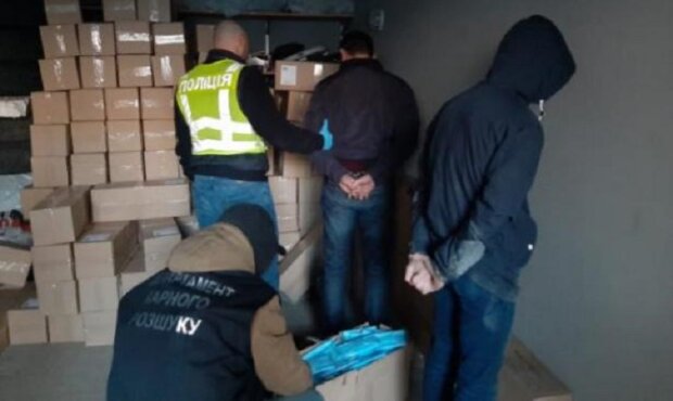 В Києві озброєна банда вкрала у підприємців 100 тис медичних масок