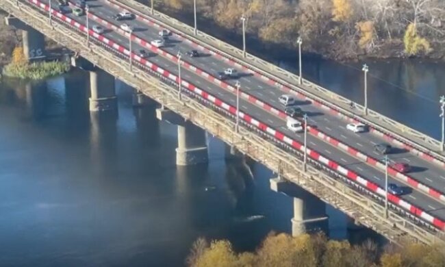 З мосту Патона у Києві до Дніпра сипеться сміття чи сам міст (відео)