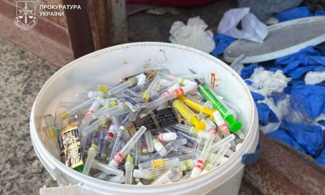 Замість утилізації — небезпечне звалище: у Києві викрили склад із тоннами медвідходів