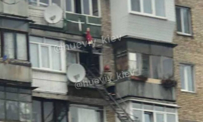 У Києві на Святошині з балкона звисав труп чоловіка