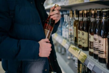 Чоловік зайшов до столичного "Сільпо" та поцупив зі стелажа віскі, аби перепродати — як його покарали?