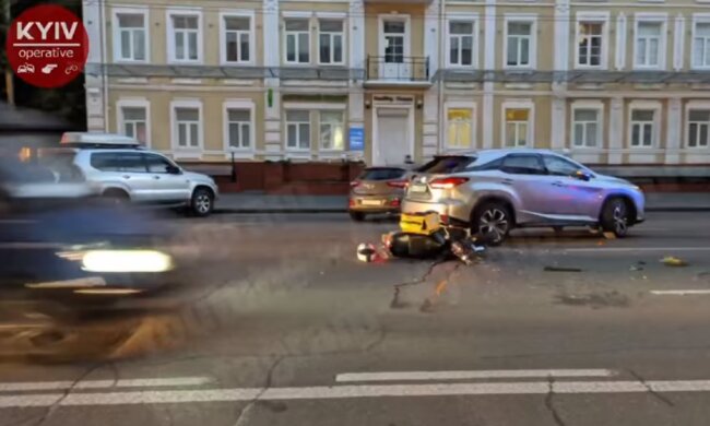 Кур’єр на моторолері влетів у Lexus