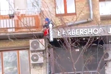 Так хотів з мамою, що поліз через балкон — на Печерську врятували хлопчика