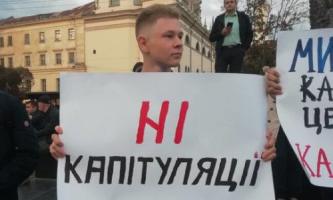 Дві облради засудили погодження “формули Штайнмаєра” і готові провести свої сесії на Майдані