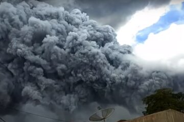 Хмара чорного попелу на 5 км: на Суматрі прокинувся вулкан Сінабунг (відео)
