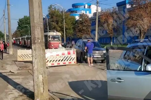 Люди не можуть виїхати на роботу: в Києві ДТП паралізувала рух трамваїв (відео)
