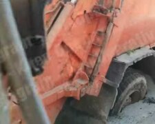 У Києві під землю провалився сміттєвоз (відео)