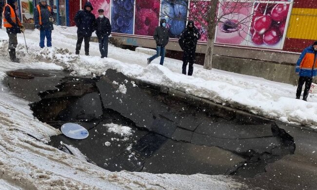 Посеред київської вулиці утворився величезний провал (відео)