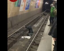 У київському метро пасажир впав на рейки