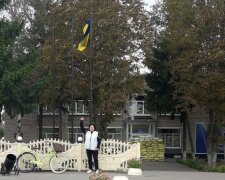 У Козачій Лопані встановили прапор України