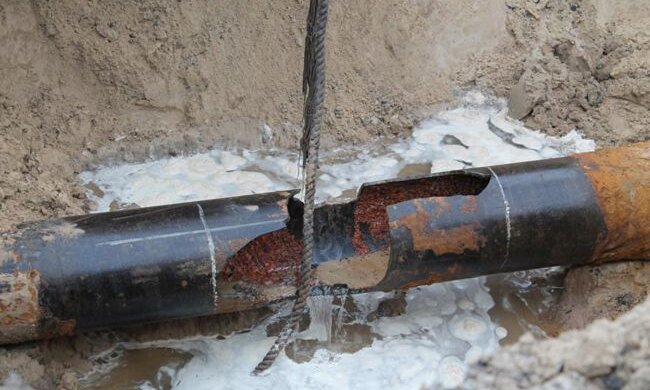 У Печерському районі прорвало теплотрасу, понад сто будинків позбулися опалення (відео)