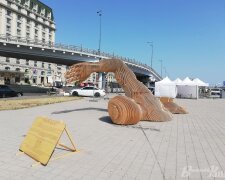 Гігантська скульптура проєкту «Merman» переїхала на Поштову площу
