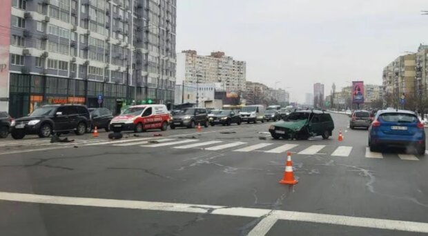 У Києві сталася потрійна ДТП, в якій вирвало автомобільне колесо