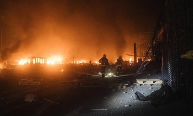 Ворожий обстріл ТРЦ у Подільському районі Києва: вісім людей загинули