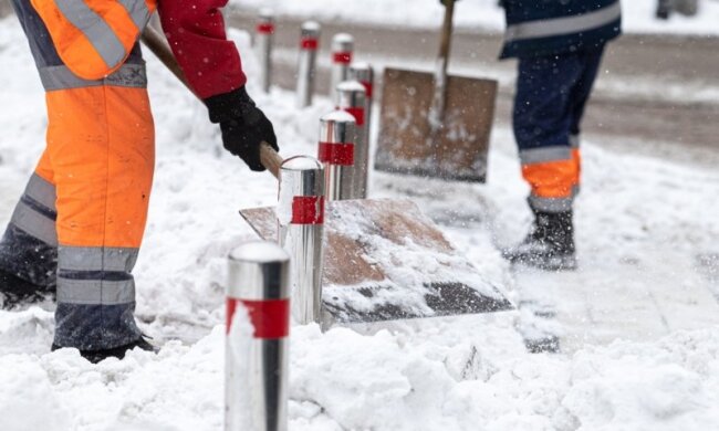 Через несвоєчасне прибирання снігу у Києві виявили порушення