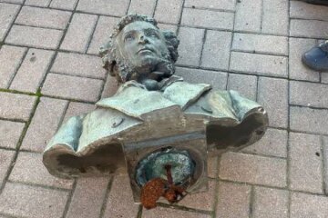 Дерусифікація столиці — демонтовано погруддя Алєксандру Пушкіну та меморіальна дошка русифікатора Івана Білодіда